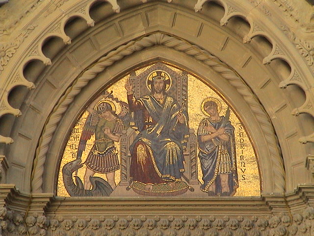 il mosaico sopra il portale raffigura Cristo Re tra i santi Michele e Adriano